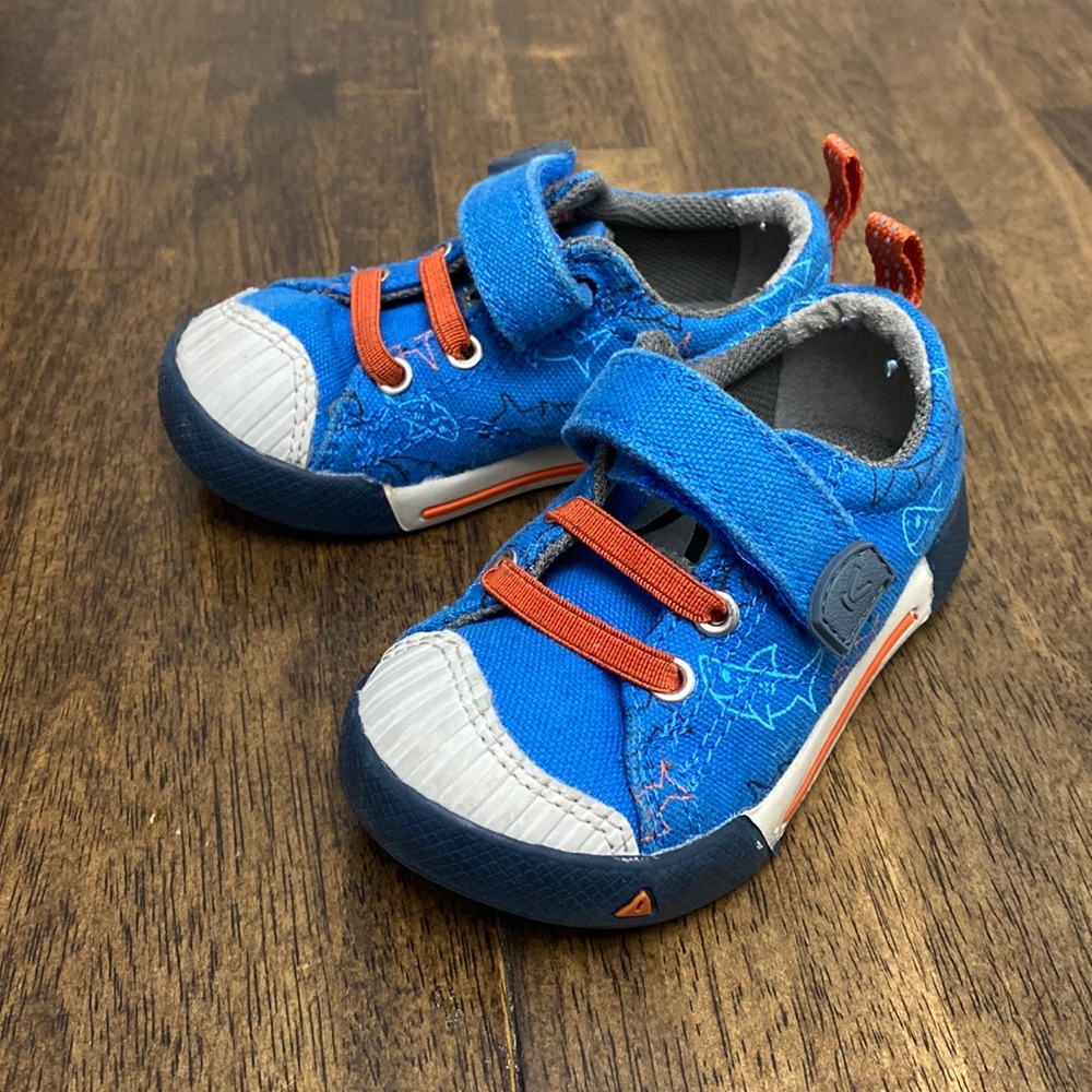 Keen toddler shoes with Velcro strap. Size 5.